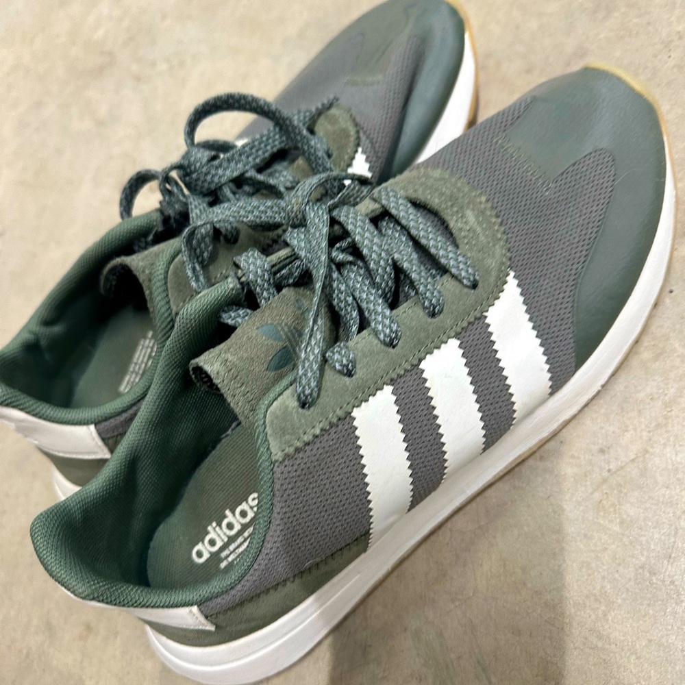 Adidas woman’s Flashback sneakers